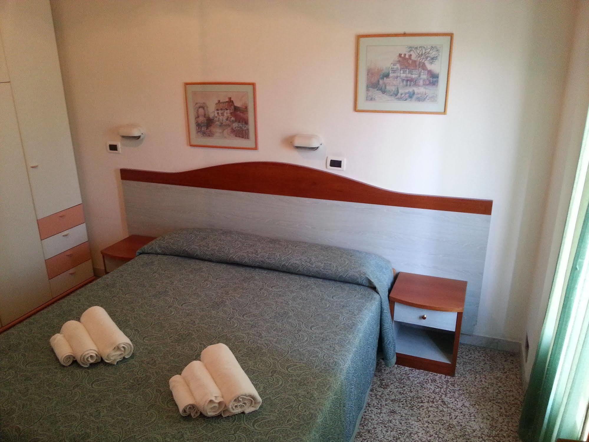 Hotel Villa Arlotti Rimini Bagian luar foto